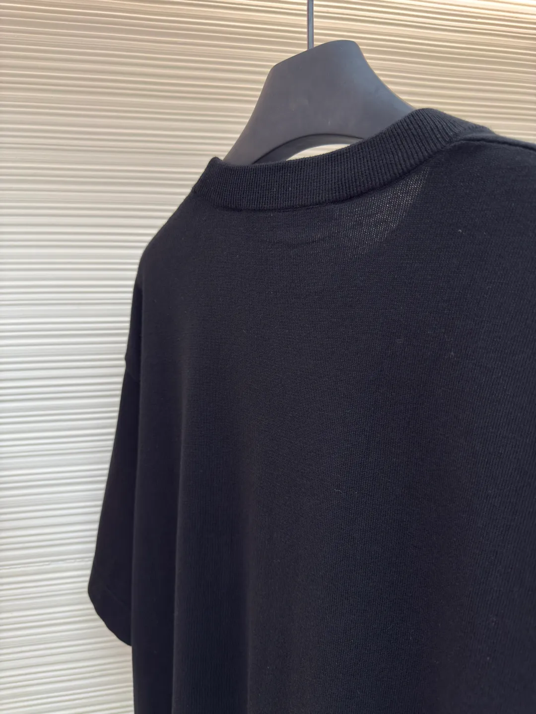 LOUISVUITTON Pocket embroidered beaded woolen short sleeves ●Authentic product: purchased and developed for 11700 ●Item number: 1680099-A65 ●Fabric: long-staple cotton ●Technology: singeing ●Version: fitted version ●Weight: about 310 grams ●Size: XS-S-M-L ●Description: Developed and produced, the wool material is customized according to the original version, using singeed mercerized long-staple cotton and high-quality nylon. First, singeed mercerized long-staple cotton is used, and the color is dyed and batched at a ratio of 1:1 according to the original version, and then the yarn and nylon are set-dyed. Both yarns must be set-dyed, and the color similarity is as high as 95%. Only the above can be used for spinning. The singeed mercerized long-staple cotton yarn is made of 100% top-grade long-staple cotton. It is fully combed and tightly matched + singed mercerized process. It strives for excellence. It not only retains the simplicity and gentleness of pure cotton, but also gives it a noble temperament like silk. The color is beautiful, the touch is gentle and delicate, and you can enjoy silky smoothness. The overall wiring is straight and delicate, the fabric is comfortable and soft, and the color is consistent without color difference. It can be matched with the same style to create a fashionable look and control various occasions. Customized accessories, complete with three standards, same style for men and women!